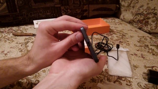 Распаковка Xiaomi Mi4c в сером цвете и сравнение размеров с Motorola Razr M смотреть онлайн