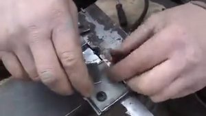 Сварка ленточной пилы аргоном.