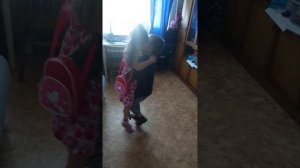 двойняшки танцуют медленный танец