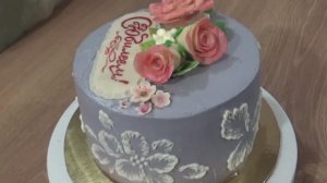 Открыла для себя новый способ росписи торта кремом. Оформила такой росписью тортик к юбилею подруги.