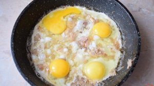 Яичница с тушенкой, помидорами и сыром