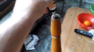 Наклеиваем пятаки на ножки стула (стола).Glued the nickels to the leg of a chair (table).