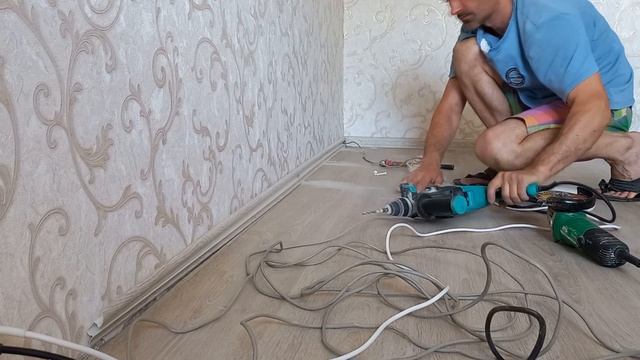 Монтаж пластикового плинтуса с прокладкой кабеля смотреть онлайн