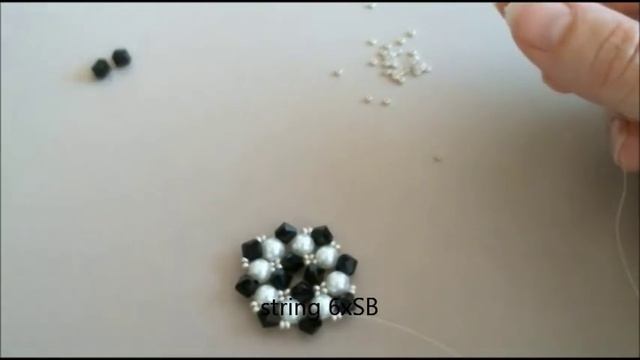 Pearls and Crystals Earrings. Серьги из бисера жемчуга и кристаллов смотреть онлайн