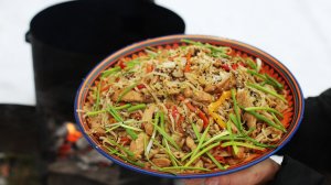 Чоу мейн или жареная лапша с курицей в казане