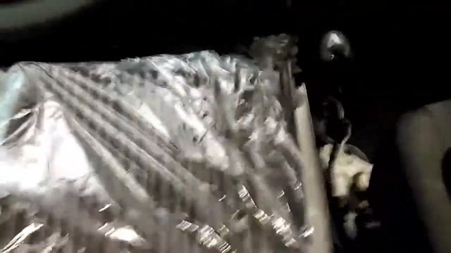 Замена салонного фильтра Лада Ларгус или как разводят на диллеры,что его так сложно менять! смотреть онлайн