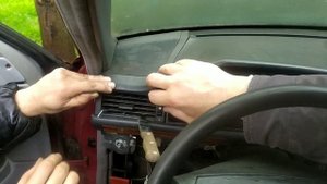 Снимаем центральный дефлектор воздуховод Mercedes w124 Красный Металл