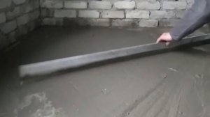 Стяжка цементно-песчаная, черновая без маяков. Убираем неровности.