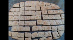 Крекер! Хрустящий, солёный, с разными добавками!