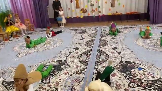Танец овощей и фруктов на осенний бал в детском саду