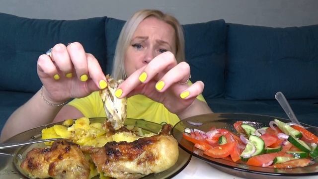 МУКБАНГ КУРИЦА С КАРТОШКОЙ ЗАПЕЧЕННЫЕ В ДУХОВКЕ, САЛАТ ИЗ СВЕЖИХ ОВОЩЕЙ/Mukbang еда на камеру/ смотреть онлайн