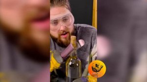 Лайфхак: Как открыть бутылку без штопора / Life hack: How to open a bottle without a corkscrew 2021