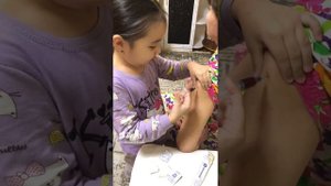 Доктор Мерей ставит укол, взрослому человеку