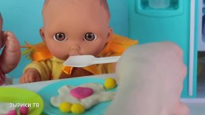 Куклы Пупсики/готовим завтрак еда для кукол: яичница из Плей До, сюрпризы Щенячий патруль/Зырики ТВ