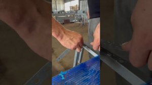 Видео-инструкция по сборке большой клетки для птицы с яйцесборником