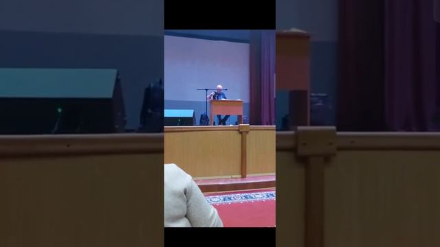 Семейный психолог Сатья огрел сумкой взбесившую его поклонницу в Новгороде. Имел ли он на это право