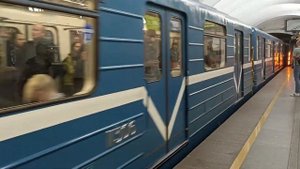 Прибытие метропоезда 81-717/714 на стацию Площадь Александра Невского