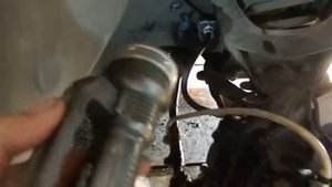 Замена задних тормозных шлангов в машине ВАЗ 2106