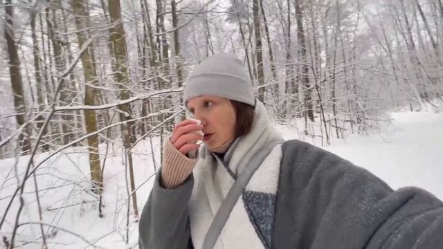 Одинокая женщина медитирует и учится любить себя смотреть онлайн