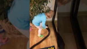 Уборка. Филипп пылесосит пылесосом дома Philipp likes to clean with a vacuum cleaner