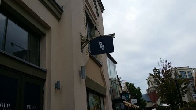 Ingolstadt Village / Designer-Outlet-Shopping / YEEZY BOOST 350 V2 CITRIN смотреть онлайн