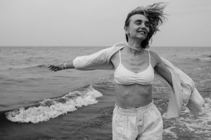 Катя на море