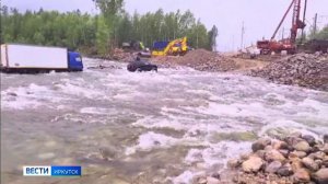 Дорога с риском для жизни. Чтобы попасть в Бодайбо, автомобили штурмуют реку — путь по мосту все еще