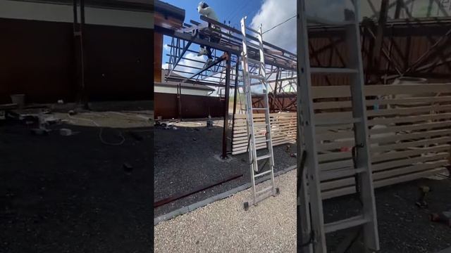 Монтируем навес перед гаражом. #chorts смотреть онлайн