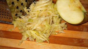 Салат из белой редьки с сельдереем, яблоком и морковью