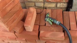 Кирпич. Подготовка к правильной кладке.