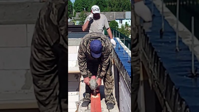 Монтаж мауэрлата под кровлю из металлочерепицы #строительстводомавидео #домизгазобетона #мауэрлат