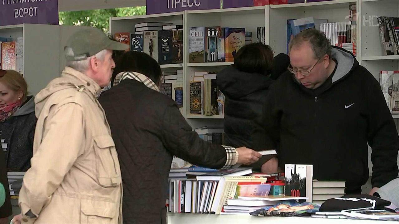 У стен Кремля открывается главный книжный фестиваль года "Красная площадь"