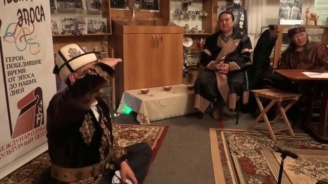 Манасчы Талантаалы Бакчиев сказывает Манас, кыргызский эпос. Хакасия, сказители эпоса, сказаний.