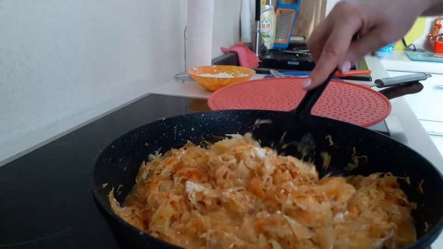 Тушеная капуста+жаренный минтай.Вкусный и бюджетный обед на скорую руку.