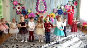 бабушка в фартуке цветном