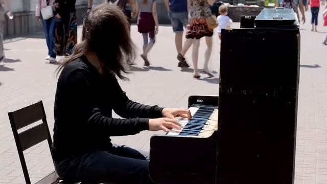 Man plays piano in street people were shocked - Уличный пианис Кирило Костюковский музыка для души смотреть онлайн