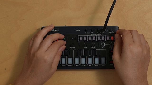 Roland J-6 Chord Synthesizer // A Tiny Chord Making Device смотреть онлайн