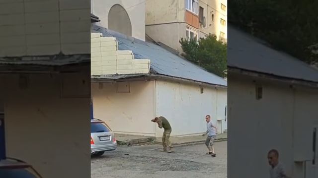 В Украине мужик закидал камнями сотрудника военкомата, который приехал раздавать повестки.