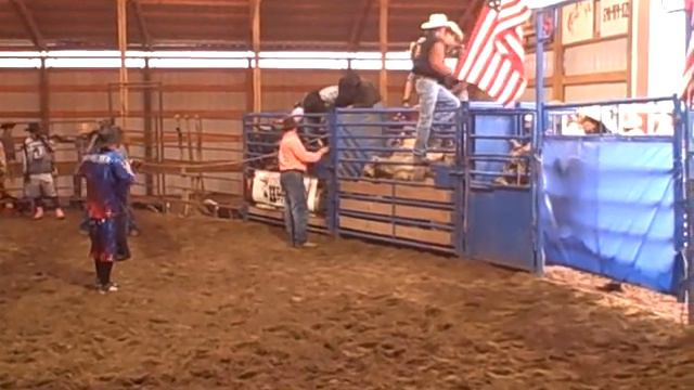 Crazy 3 Buck'n Bulls & Cattle Co - Croton Spring Bull Bash 008 смотреть онлайн