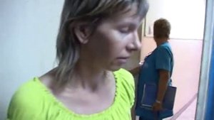 Девушка ругается в полиции
