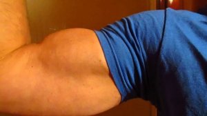 FLEXING BIG BULGING BICEPS