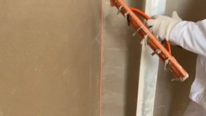 На обзоре скребок для снятия штукатурки