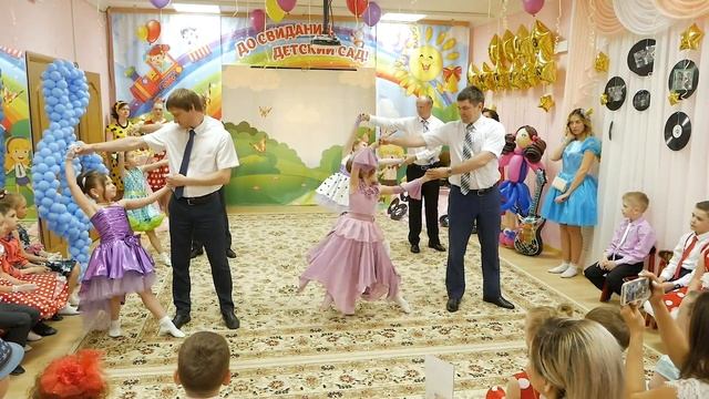 Танец на выпускной в детском саду "Отец и дочь". смотреть онлайн