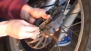 BMW F650GS замена передних тормозных колодок
