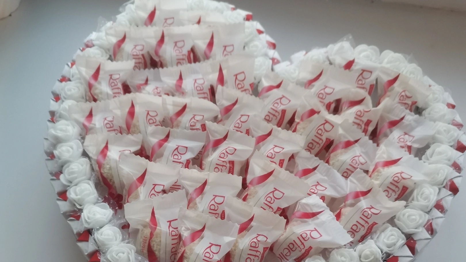 Съедобный букет из конфет своими руками. Как красиво упаковать конфеты для подарка. Мастер класс смотреть онлайн