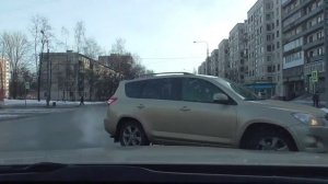 Инструктор по вождению с курсантом автошколы.