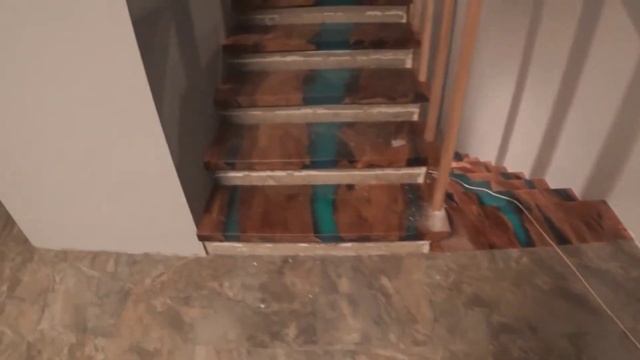 лестница из слэбов дерева граб и эпоксидной смолы. лестница-река