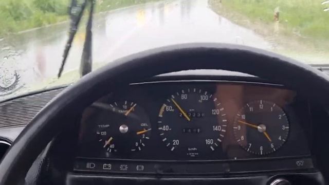 Driving a Mercedes W123 in the rain ... смотреть онлайн