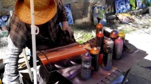Талантливый художник рисует картину баллончиками с краской