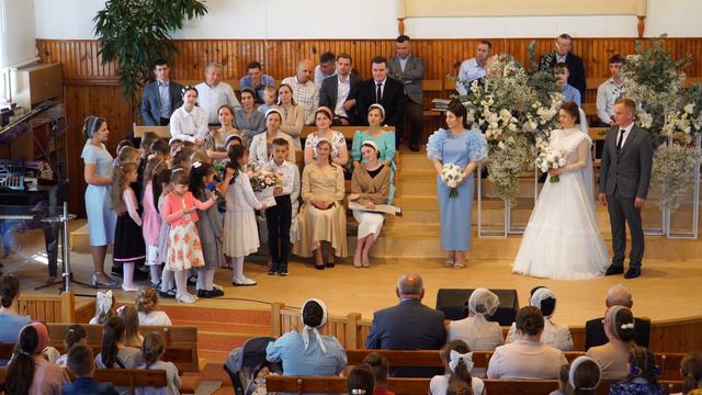 Поздравление жениха и невесты детской группой @zhiv_istochnik смотреть онлайн